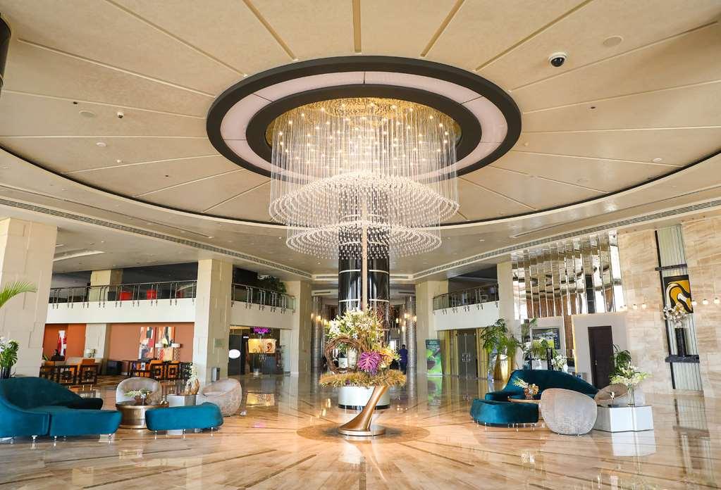 Hotel Radisson Blu & Convention Center, 5*